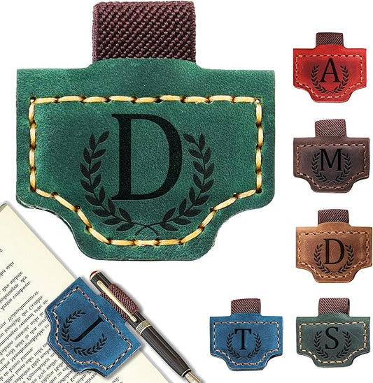 Personalized Bygone Mark Bookmark with Pen Holder, Leather Magnetic Bookmark 26 Letters Name Initial Bookmarks for Readers, Book Lover Gifts for Women Men Notebook Accessories (Green, D)